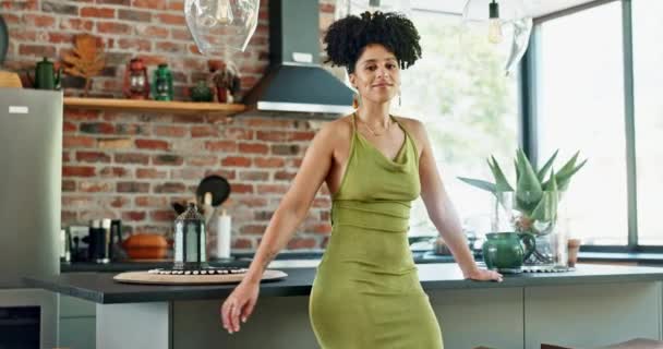 Чорна Жінка Обличчя Щастя Кухні Ранкової Рутини Впевнена Розслабляється Здоров — стокове відео