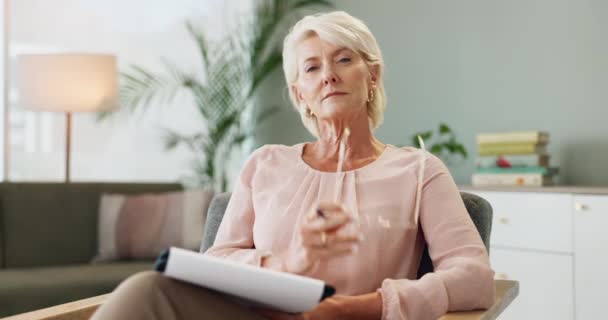 Senior Terapeut Och Glasögon Med Samtal Konsultation Och Vård För — Stockvideo