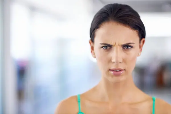Retrato Irritado Frustrado Confuso Mulher Com Notícias Anúncios Informações Chocado — Fotografia de Stock