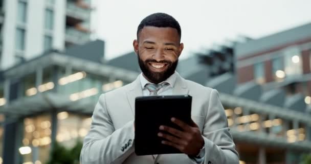 Городской Корпоративный Деловой Чернокожий Человек Планшете Общения Электронной Почты Связи — стоковое видео