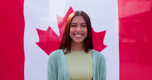 Mulher Rosto Sorriso Para Canadá Bandeira Orgulho País Felicidade Beleza — Vídeo de Stock
