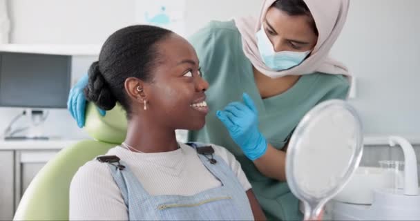 Szczęśliwa Kobieta Dentysta Pacjent Lustrem Pielęgnacji Zębów Czyszczenia Zębów Lub — Wideo stockowe