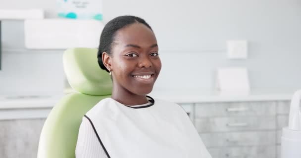Щаслива Чорна Жінка Догляд Зубами Стоматолога Чистим Ротом Камерою Або — стокове відео