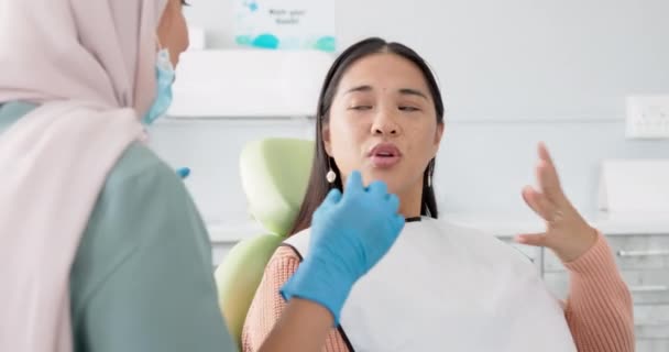 Mulher Dentista Consulta Com Paciente Para Atendimento Odontológico Limpeza Dos — Vídeo de Stock