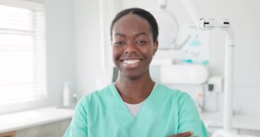 Yüz, gülümseme ve diş bakımı için hastanede önlüklü siyah bir kadınla dişçiye gitmek. Portre, sağlık sigortası ya da diş hekimliği için klinikte çalışan genç ve mutlu bir diş hekimi ile tıbbi yardım..