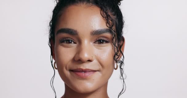 Portret Uśmiech Piękno Dla Szczęśliwej Kobiety Kosmetyki Studio Białym Tle — Wideo stockowe