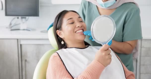 Tandarts Vrouw Patiënt Spiegel Voor Tandheelkundige Zorg Tanden Glimlach Overleg — Stockvideo