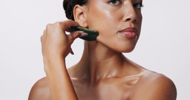 Skincare Bellezza Donna Studio Con Gua Sha Massaggio Facciale Felicità — Video Stock