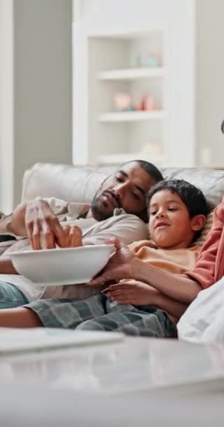 Padre Hijo Comer Sofá Con Palomitas Maíz Relajarse Para Ver — Vídeos de Stock