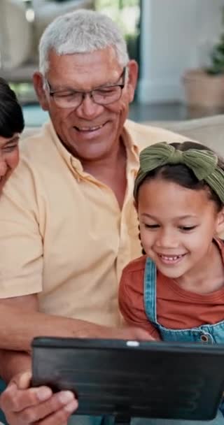 Grootouders Lachen Meisje Met Tablet Een Familie Huis Voor Film — Stockvideo