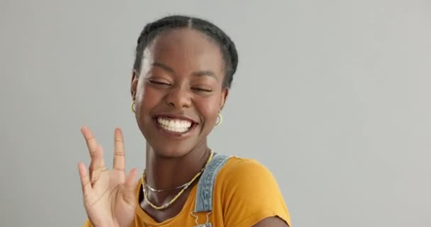 Sonríe Signo Paz Mujer Soplando Beso Estudio Aislado Espacio Mockup — Vídeos de Stock