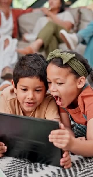 Ευτυχισμένα Παιδιά Αδέλφια Και Tablet Την Οικογένεια Για Διασκέδαση Δέσιμο — Αρχείο Βίντεο