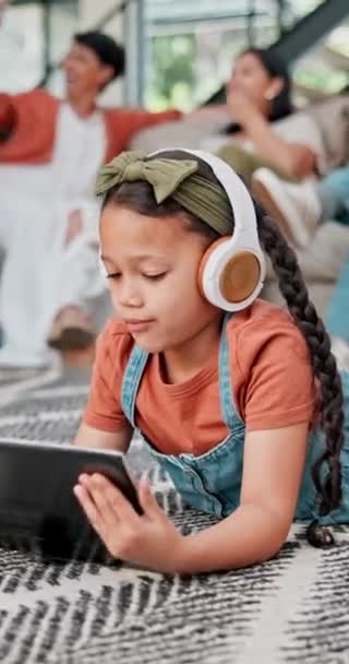Tablet Eğitim Kız Çocuğu Evde Oturma Odasının Zemininde Ders Ödev — Stok video