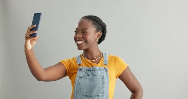 スタジオ 黒人女性は自信を持ってソーシャルメディアでセルフィーをしています 投稿やモバイルアプリ アフリカの人 孤立またはインフルエンサー撮影写真 グレーの背景でオンライン画像 — ストック動画