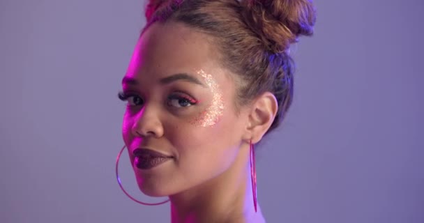 Vrouw Gezicht Make Studio Met Glitter Oorbellen Cosmetica Met Glans — Stockvideo