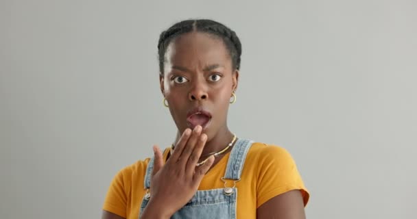 サプライズ オムギの黒人女性は 灰色のスタジオの背景にショックと発表 絵文字 Wtf 偽のニュースで秘密やゴシップに反応した肖像画 アフリカの人物 モデル — ストック動画