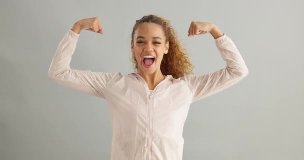 Счастливая Лицо Женщина Гибкой Рукой Студии Успеха Торжества Победы Сером — стоковое видео