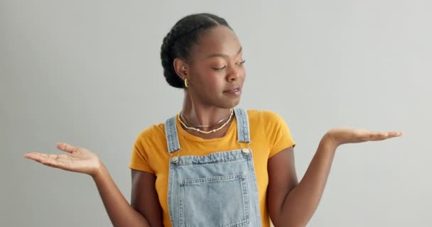 Keuze Aanbieding Gezicht Van Zwarte Vrouw Verward Door Mockup Optie — Stockvideo
