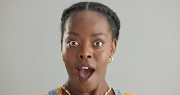 Mulher Negra Rosto Com Choque Surpresa Para Notícias Notificação Alerta — Vídeo de Stock