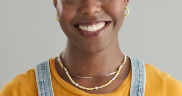 Mulher Negra Rosto Dentes Para Odontologia Saúde Estúdio Feliz Com — Vídeo de Stock