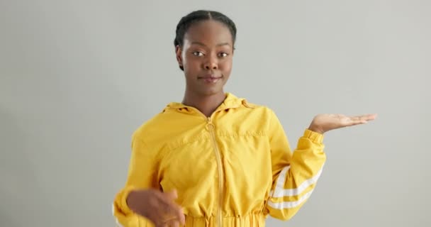Black Woman Face Comparison Choice Decision Studio Information News Grey — Stock Video