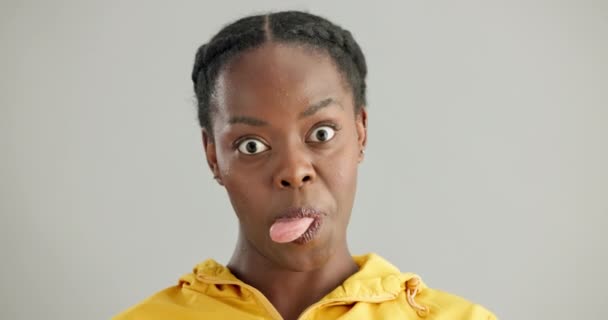 Cara Alegre Divertida Mujer Negra Con Lengua Estudio Para Cómico — Vídeos de Stock