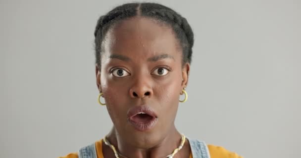 Gezicht Verrassing Zwarte Vrouw Met Omg Aankondiging Fake Nieuws Een — Stockvideo