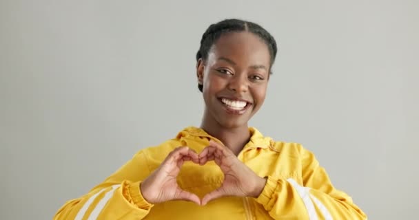 Žena Tvář Srdce Ruce Studiu Láska Naděje Wellness Spokojenost Černá — Stock video