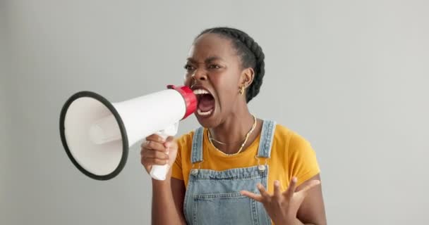 Megafon Kızgın Siyah Bir Kadın Gri Arka Planda Stüdyoda Değişim — Stok video