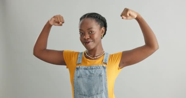 Femeie Neagră Mușchi Flexibil Campioană Portret Câștigând Succes Model Puternic — Videoclip de stoc