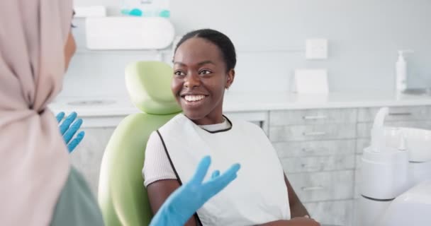 Šťastná Žena Zubařka Pacientka Konzultacemi Pro Čištění Zubů Léčbu Nebo — Stock video