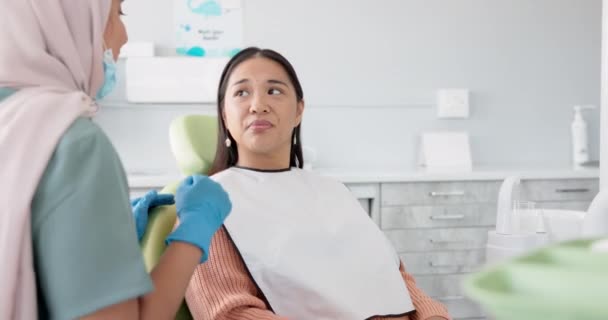 Žena Zubař Poradenství Pacientem Pro Zubní Péči Čištění Zubů Nebo — Stock video