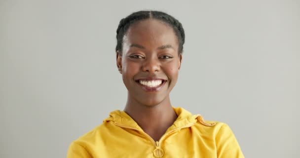 Cara Feliz Confianza Con Mujer Negra Estudio Sobre Fondo Blanco — Vídeo de stock