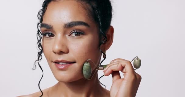 Hautpflege Gesichtsroller Und Gesicht Der Frau Studio Für Schönheits Gesundheits — Stockvideo