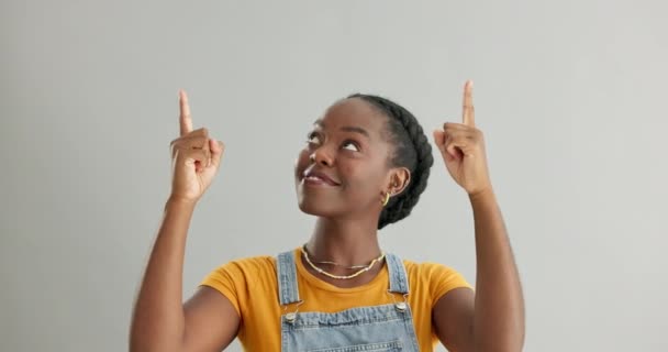 Чорна Жінка Вказуючи Посміхаючись Портреті Реклами Просування Презентації Про Нас — стокове відео