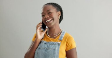 Kadın, telefon görüşmesi ve stüdyodaki iletişimde gülme, mutluluk ve espiri gri arka planda. Siyahi kadın kişi, komik ve çevrimiçi sohbet uygulaması, iletişim ve teknoloji hakkında konuşmak için merhaba..
