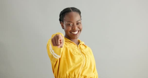 Gezicht Gelukkige Zwarte Vrouw Wijzend Naar Vrijwilliger Bieden Geïsoleerd Grijze — Stockvideo