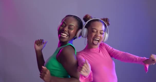Женщины Друзья Танцы Наушниками Студии Неоновый Свет Блеском Косметики Музыки — стоковое видео