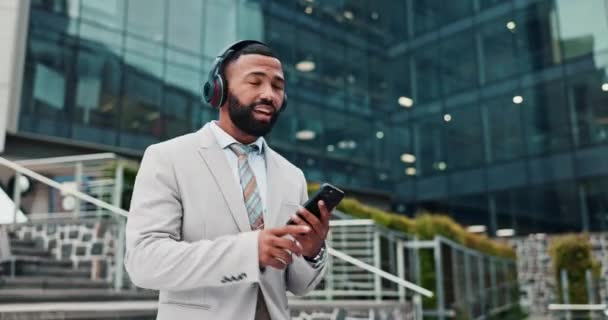 Business Man Headphones Dancing City Phone Streaming Subscription Smile Trowalk — стоковое видео
