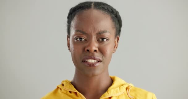 Yüz Mahcup Olmak Stüdyodaki Garip Siyahi Kadının Beyaz Arka Planda — Stok video