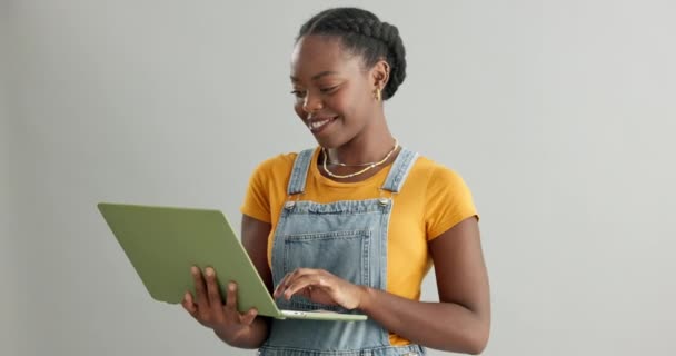 ウェブとスタジオでラップトップ 幸せな黒人女性 グレーバックグラウンドスペースにサインアップまたは研究 教育またはアフリカの女性の学生 ラーニングのためのオンライン 勉強やアップスキルトレーニングコース — ストック動画
