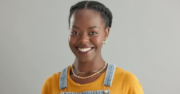 Rostro Sonrisa Orgullo Con Mujer Negra Estudio Sobre Fondo Blanco — Vídeo de stock