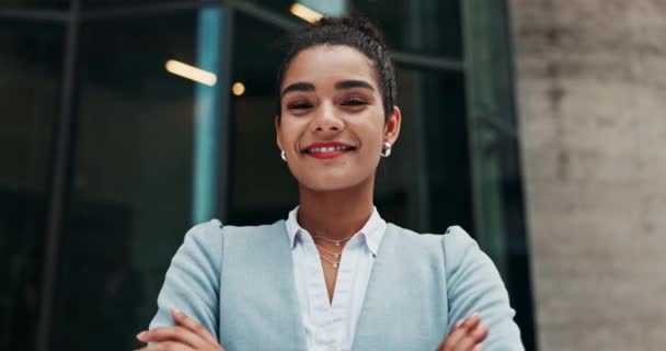 微笑和肖像与胳膊交叉的动机 骄傲和对企业的信心 在律师事务所为自己的创业 职业或新工作而在办公室外快乐 — 图库视频影像