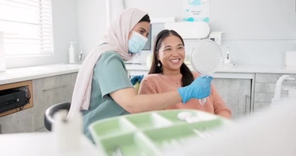 Щаслива Жінка Стоматолог Пацієнт Дзеркалом Лікування Догляду Зубами Або Чищення — стокове відео