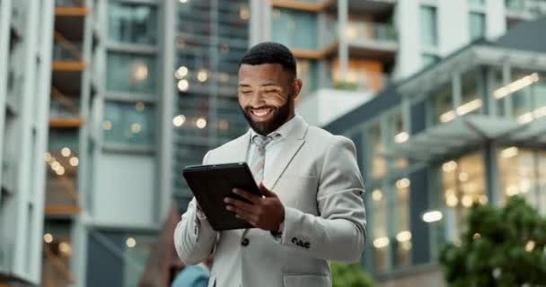 Счастливый Скромный Деловой Чернокожий Человек Городе Общения Работы Электронной Почтой — стоковое видео