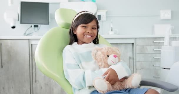 Gesicht Zahnarztstuhl Und Mädchen Mit Teddybär Kind Und Lächeln Mit — Stockvideo