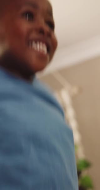 Дом Прыжки Восторг Чернокожего Мальчика Улыбка Счастье Движения Активности Мбаппе — стоковое видео