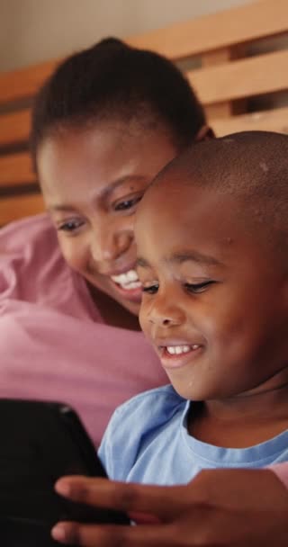Αρχική Σελίδα Μαύρη Οικογένεια Και Μητέρα Γιο Tablet Και Πληκτρολόγηση — Αρχείο Βίντεο