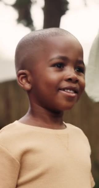 アウトドアでの冒険のための通りの親を持つ歩行 手とアフリカの子供 リラックスのための近所の母親と家族 愛と少年 — ストック動画