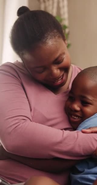 Rumah Pelukan Dan Ibu Dengan Anak Laki Laki Keluarga Kulit — Stok Video